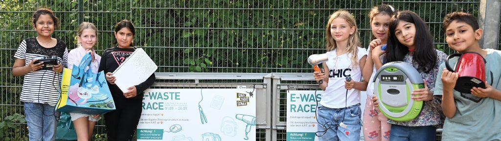 Foto1: Schüler vor einem E-Schrott Sammelcontainer