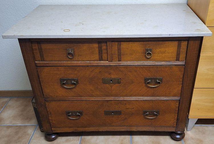 Bild: antike Kommode mit geschliffener Marmorplatte 1,0 x 0,56 x 0,76 m