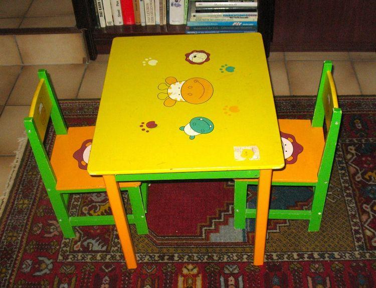 Bild: Kindertischchen mit 2 Stühlchen 